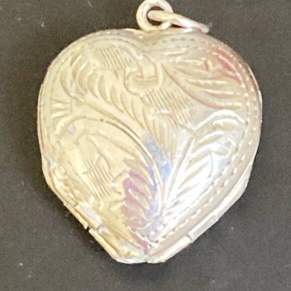 Vintage etched four-way sterling locket - Picture 2 of 6